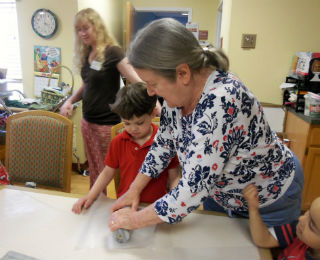 older-adult-volunteering_